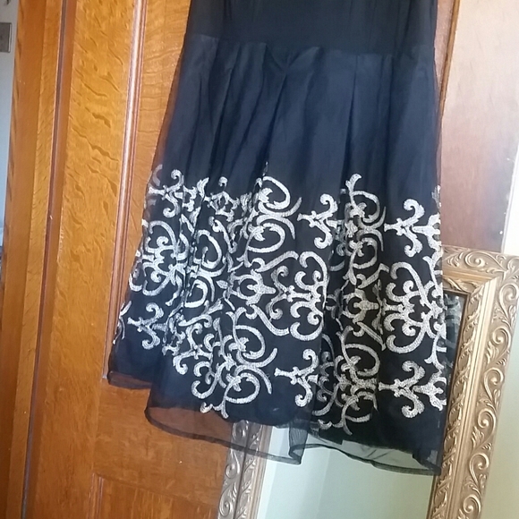 💐Beautiful Dress Black w/Gold Detail Sz. 14 - Picture 4 of 7